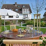 Buengers Apartment-hotel Mit Gartensauna - Modern, Gemuetlich Und Strandnah 酒店 施特兰德